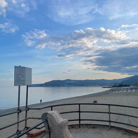 Due Passi Dal Mare Hotel Savona Bagian luar foto