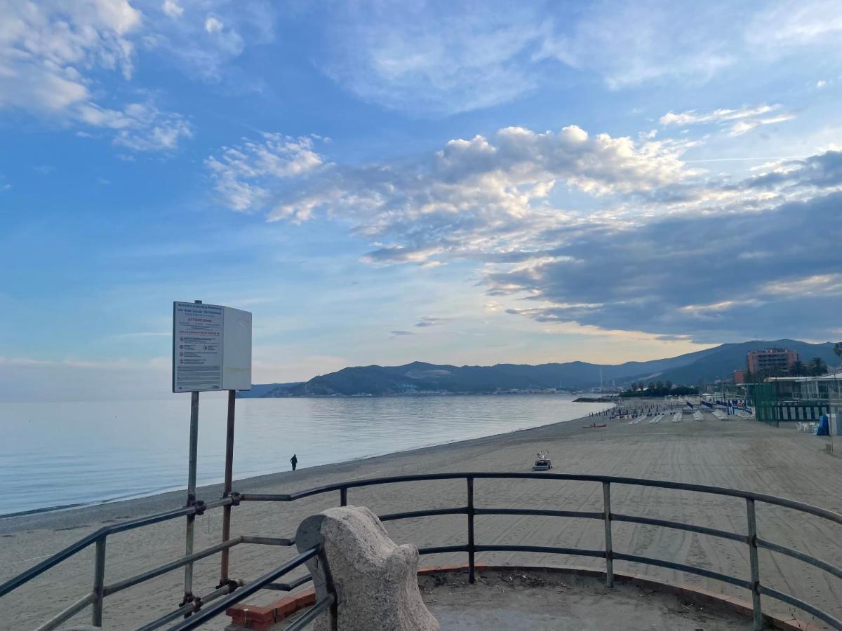 Due Passi Dal Mare Hotel Savona Bagian luar foto