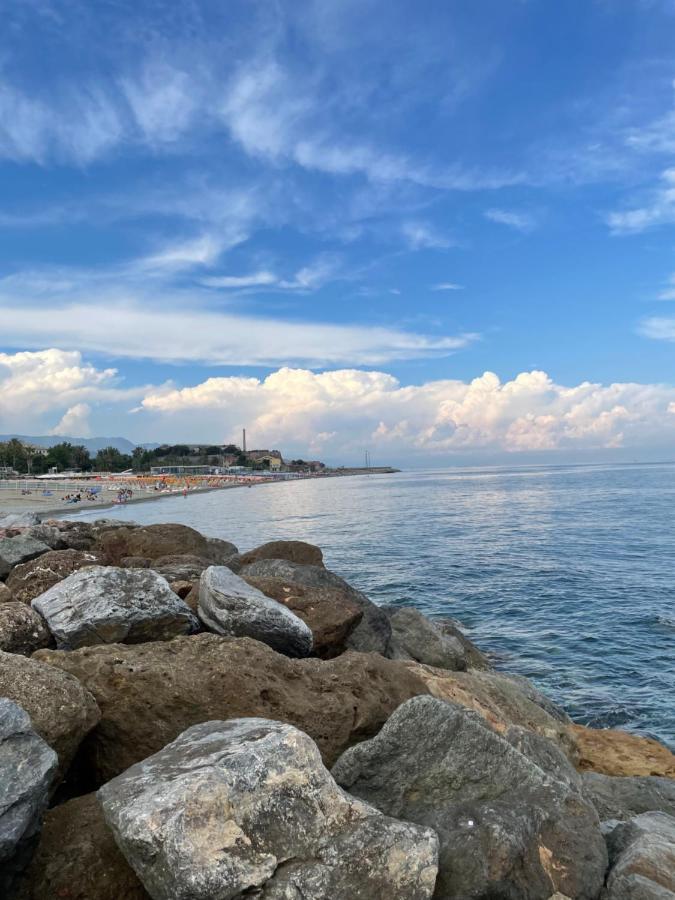 Due Passi Dal Mare Hotel Savona Bagian luar foto