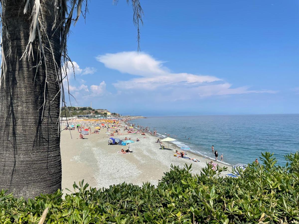 Due Passi Dal Mare Hotel Savona Bagian luar foto